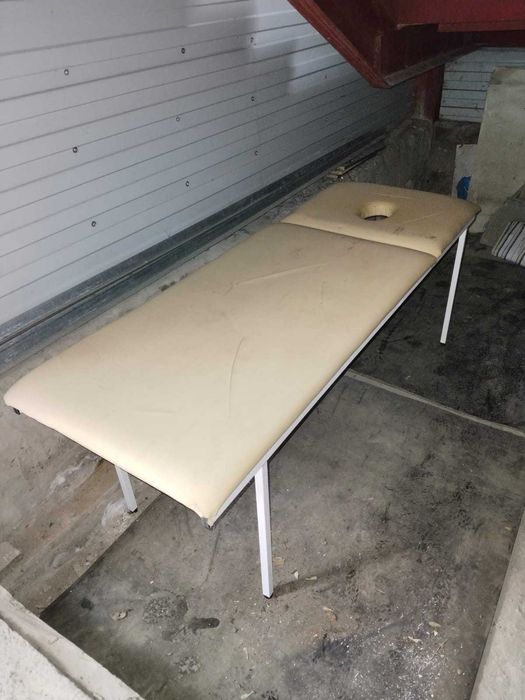 Массажная кушетка бу, отдам бесплатно, самовывоз.