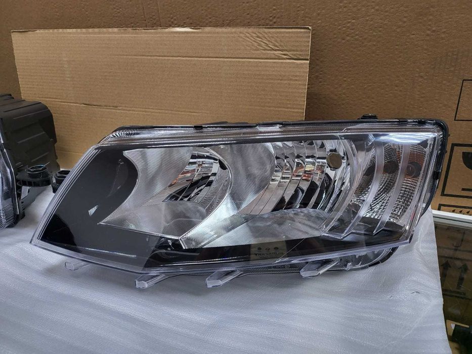 Фара левый, правый Skoda Octavia A7