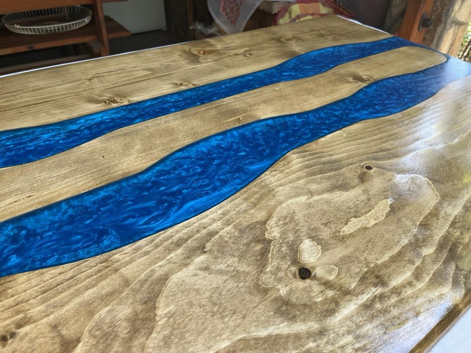 Маса от масивно дърво и епоксидна смола