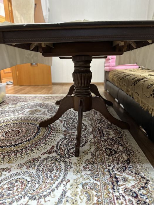 Стол для гостинной