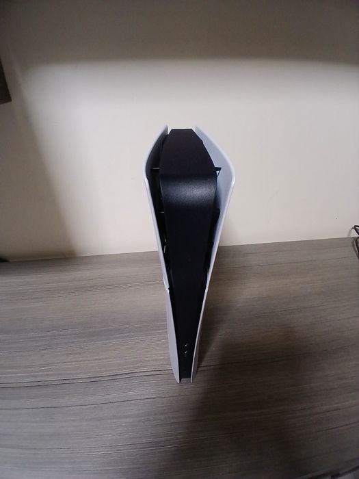 Ps5 slim este foarte impecabil