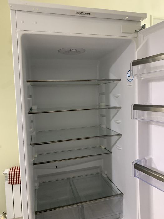 Встроенный холодильник