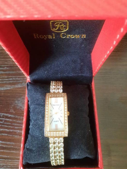 Женские наручные часы.