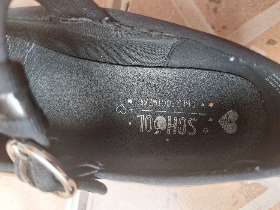 Botine de scoala din lac