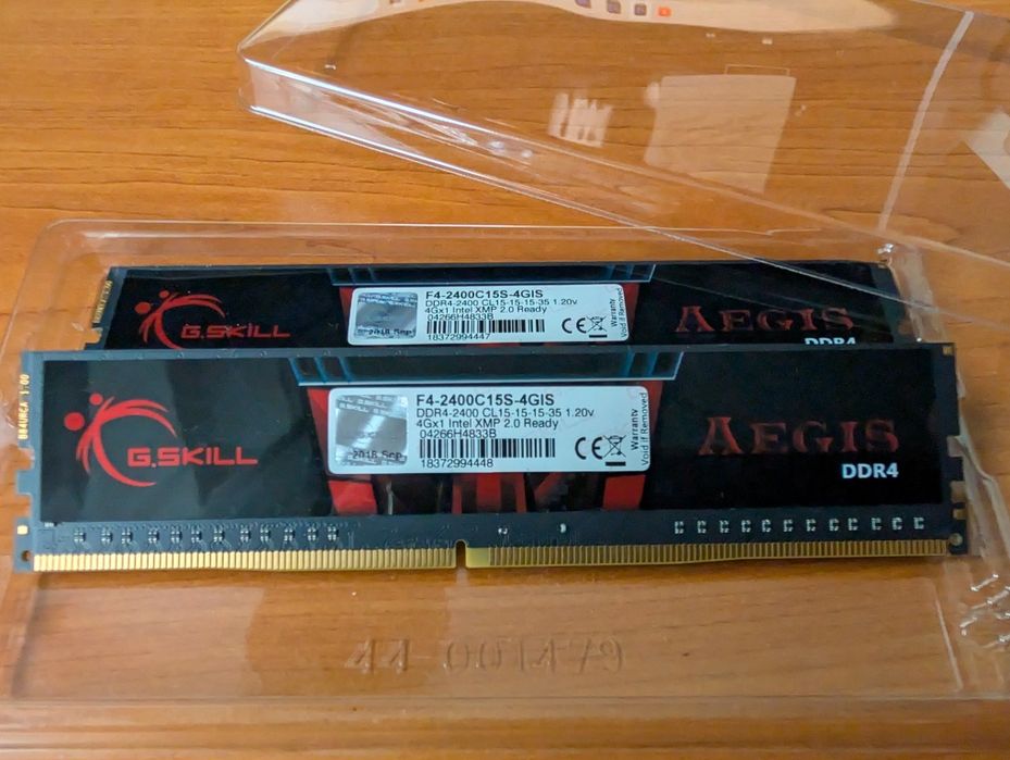 Vând 2x4g DDR4-2400 CL15-15-15-35