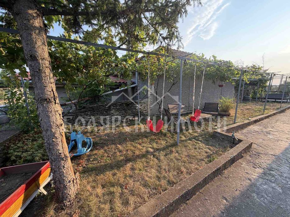Къща с панорамна гледка в с.Леденик