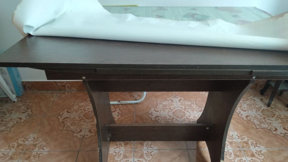 Vând masa cu 3 scaune de bucătărie