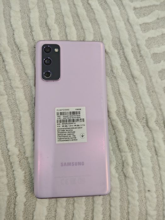 Смартфон Самсунг S20fe.