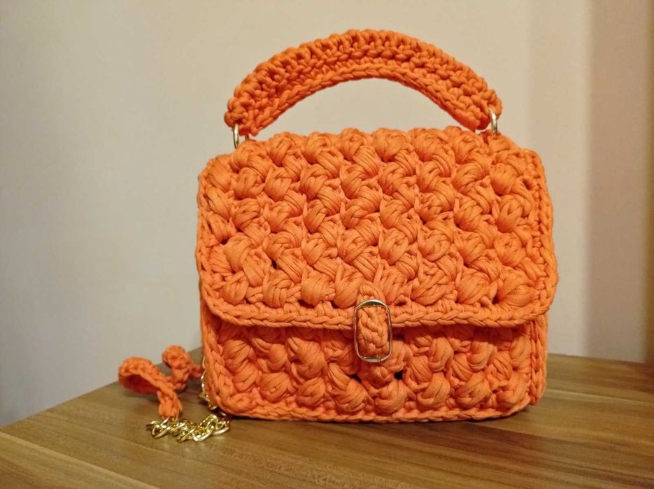 Дамска чанта ръчно плетена