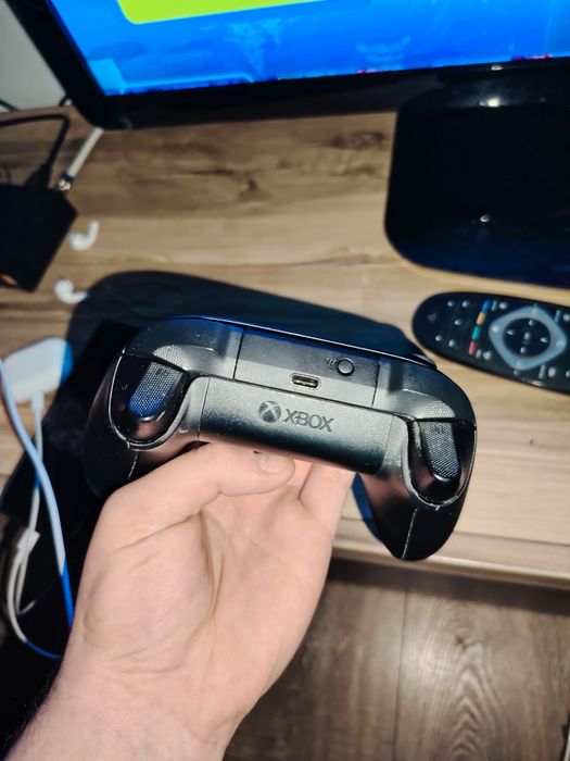 controler Xbox series s pe baterii dar și cablu