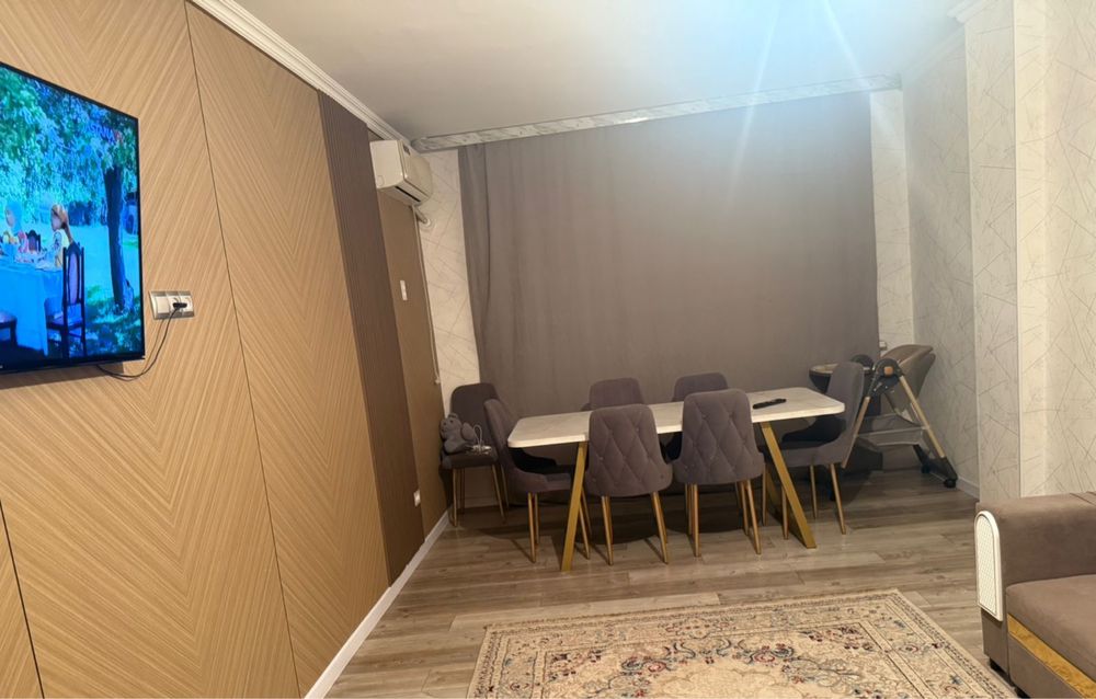 Стол стульями в хорошем состаяние.