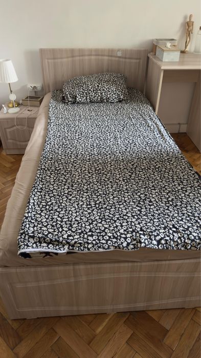 vând pat cu saltea inclusă și birou pentru 2 copii