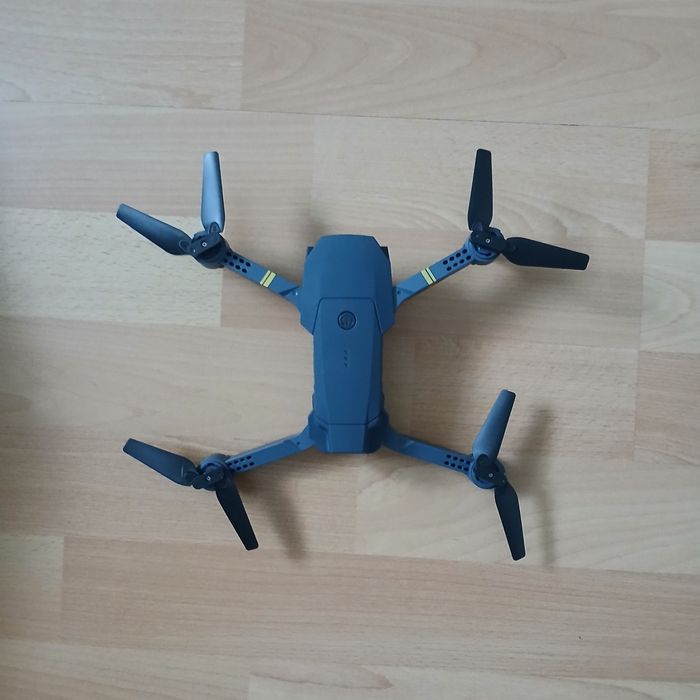 Летящ дрон с възможност за свързване към телефон