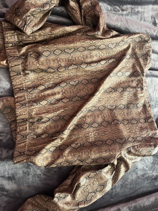 Късо кафяво якенце