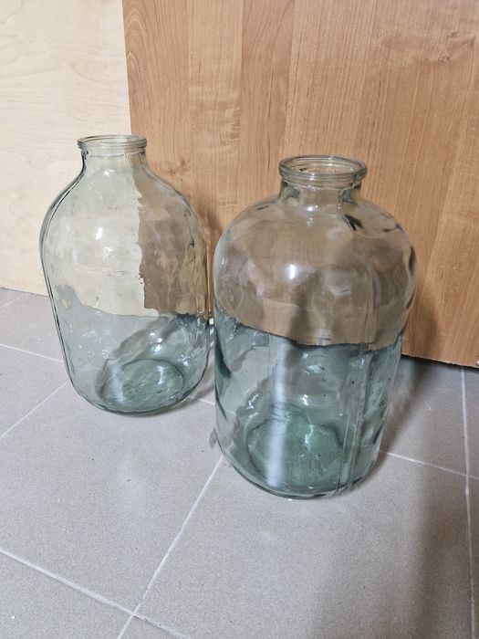 Бутыли различной емкости.