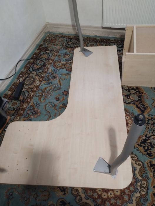 Vând birou fete, pe colț