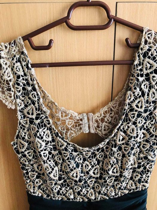 Rochie elastica cu broderie