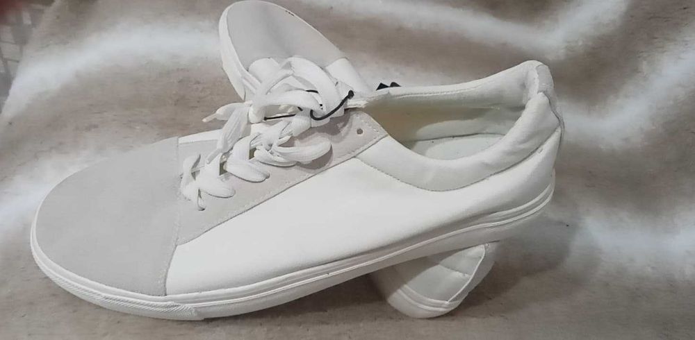 Tenisi de panza alba, mar. 45, pret 49 lei