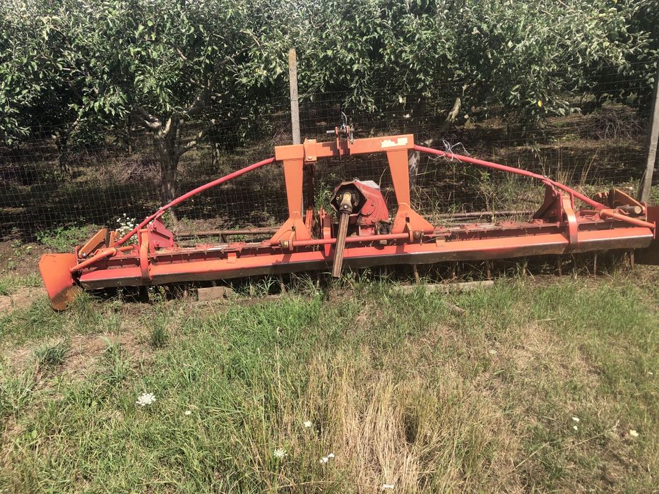 Vand plug,freza,semanatoare paioase si porumb!!!