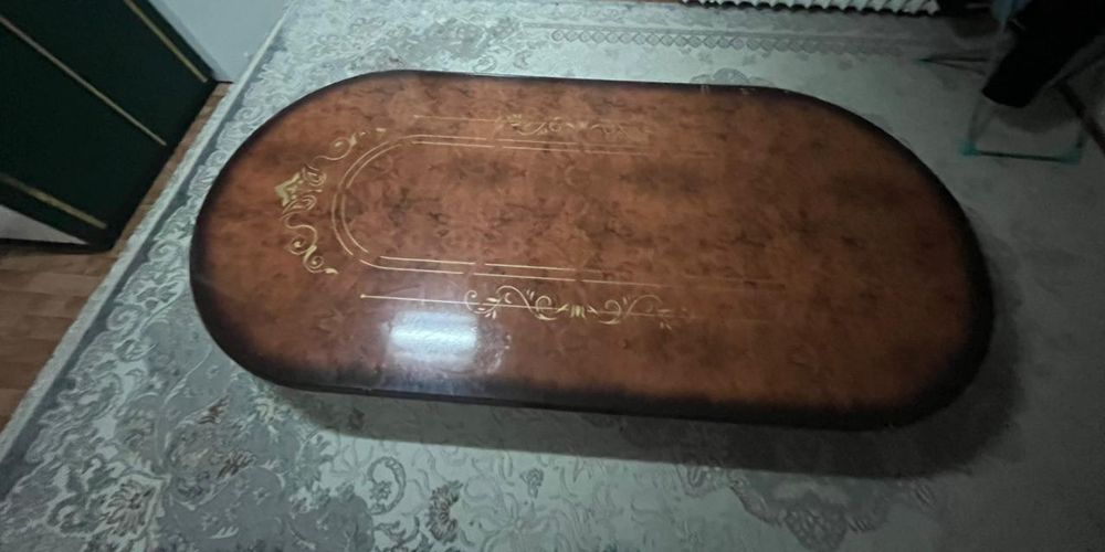 Стол қоңыр түсті