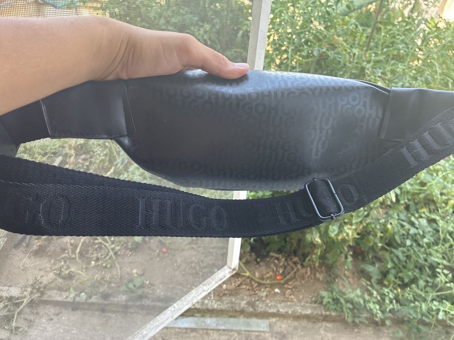 Продавам чанта Hugo Boss