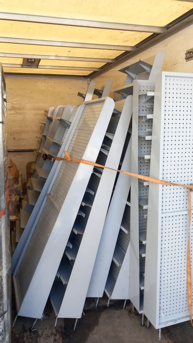 Rafturi de magazin cu agatatori spatare perforate