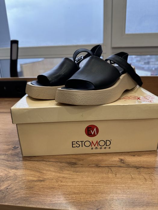 Продаю кожаные босоножки