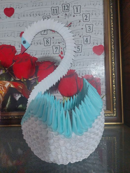 Оригами . Ручная бумажная работа. Лебеди. Символ  вечного любви.