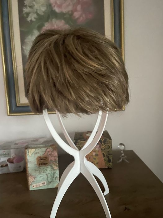 Peruca femeie castaniu deschis dimensiuni medii