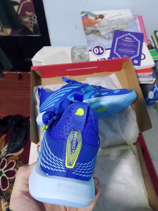 38 размер кросовка спортивный из Амереки  превезли женские оригинал.