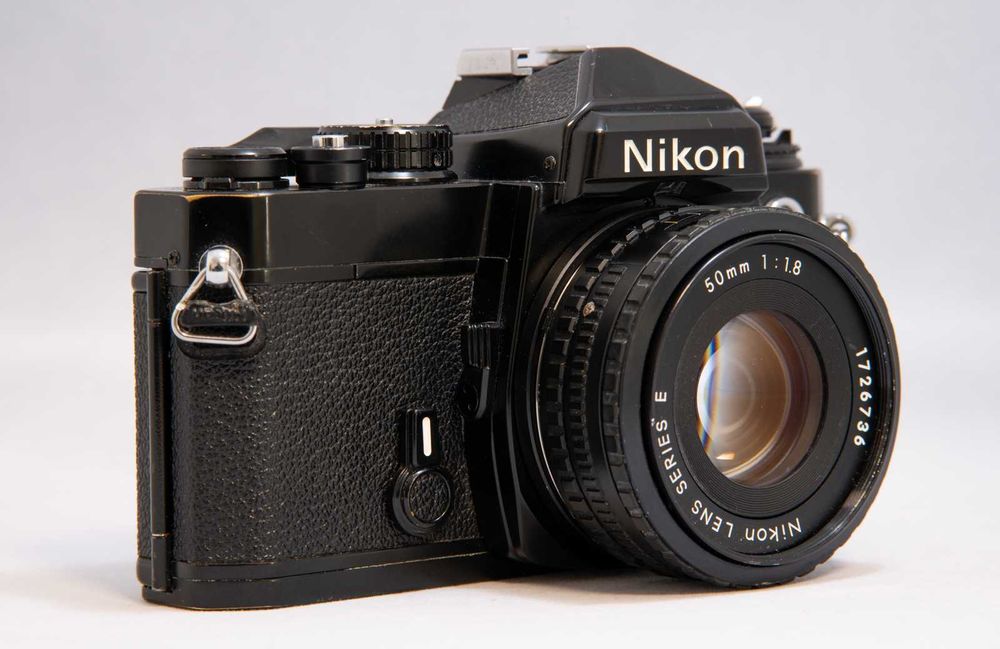 Kit aparat film Nikon FE cu obiectiv Nikon 50 1.8