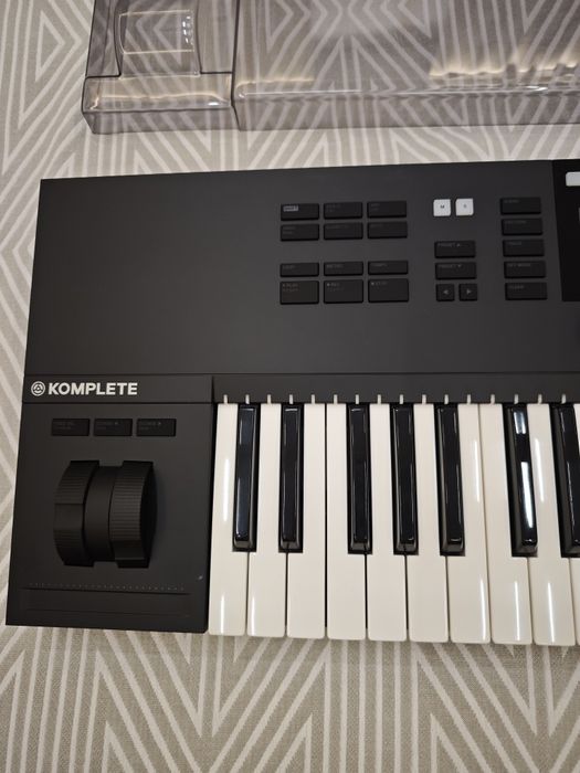 Native Instruments Kontrol S49 MK2 с дексейвером