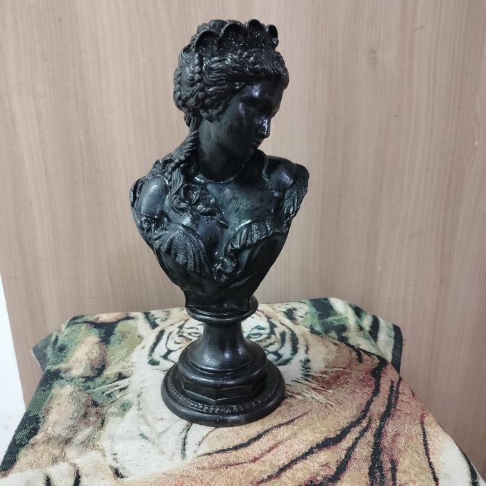 Гагарин бюст чугун