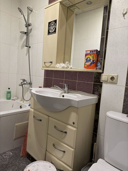 Умывальник со смесителем и зеркалом