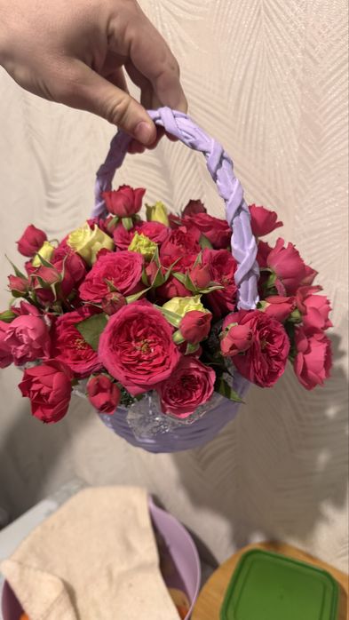 Розы в корзине пионовидные