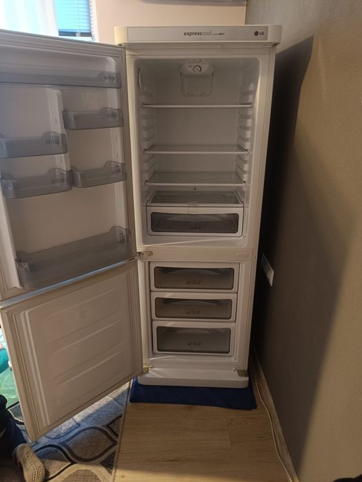 Хладилник с фризер LG!