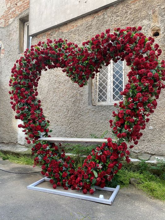 Inima gigant din flori artificiale rosii 2,8 m inaltime