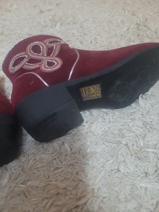 Botine purtate de două ori.