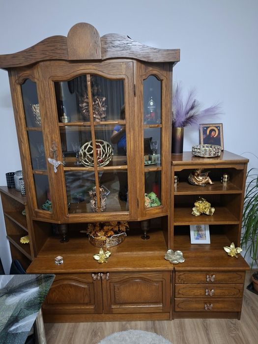 Set mobilier din lemn – vitrină și comodă