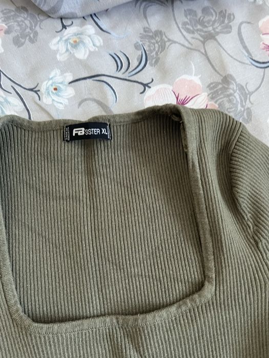 Плътна рокля с цепка