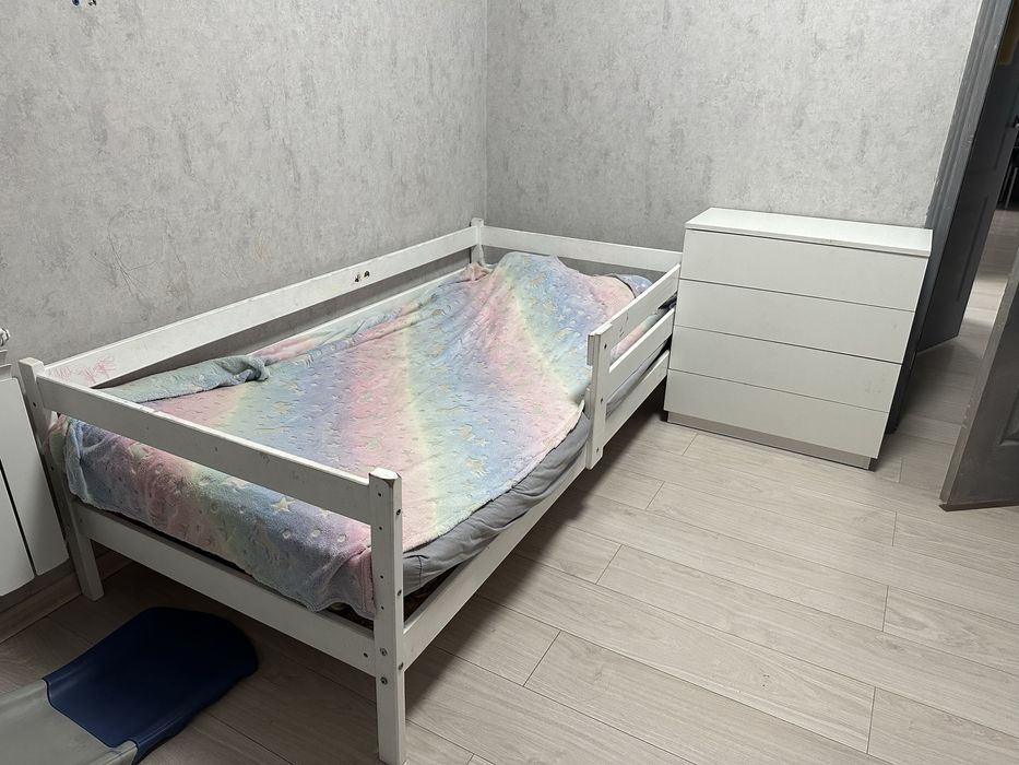 кровать с матрасом