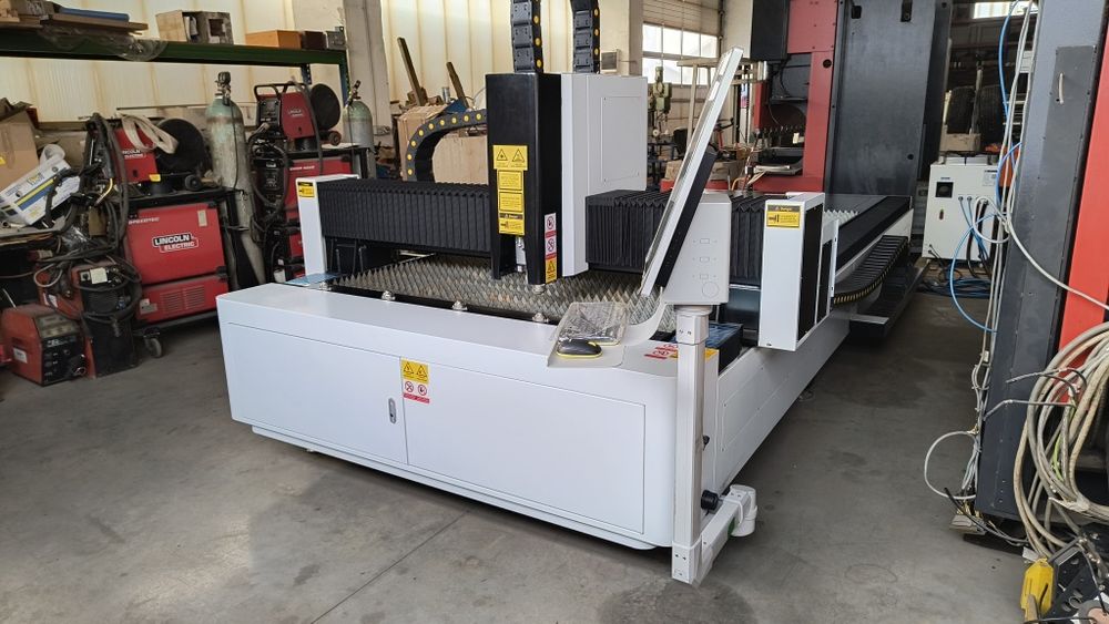 Mașină de debitat CNC fibră laser 6 kW