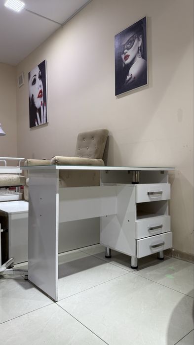 Маникюрный стол белый