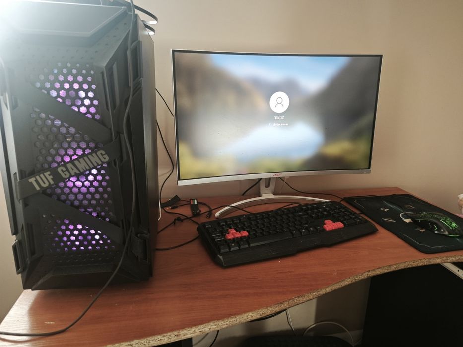Продавам конфигурация PC+ монитор
