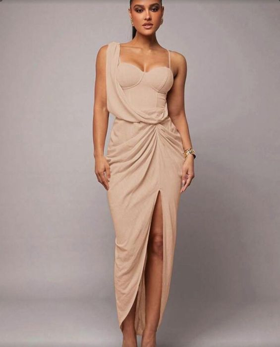 Дамска рокля в бежаво