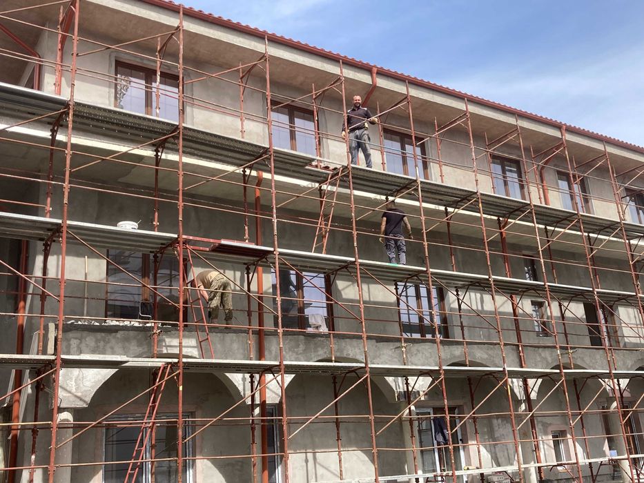 Schelă metalică de închiriat cu montaj autorizat la cerere