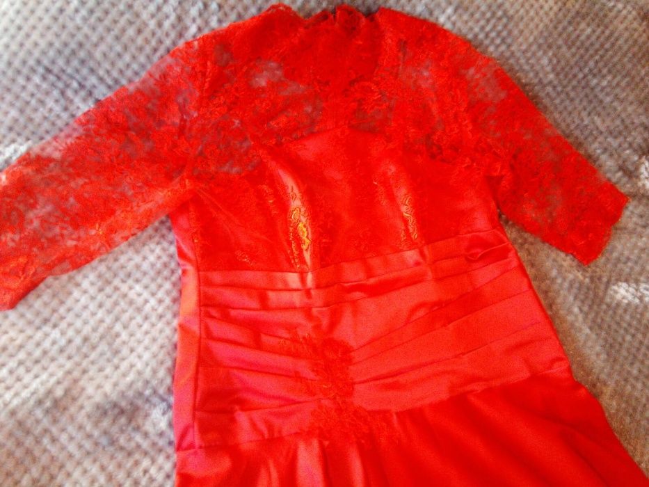 Червена официална рокля