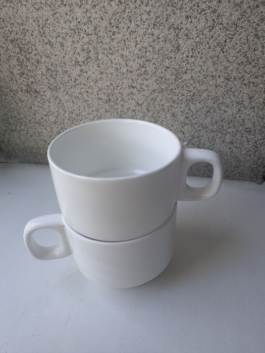 Белые чашки под кофе