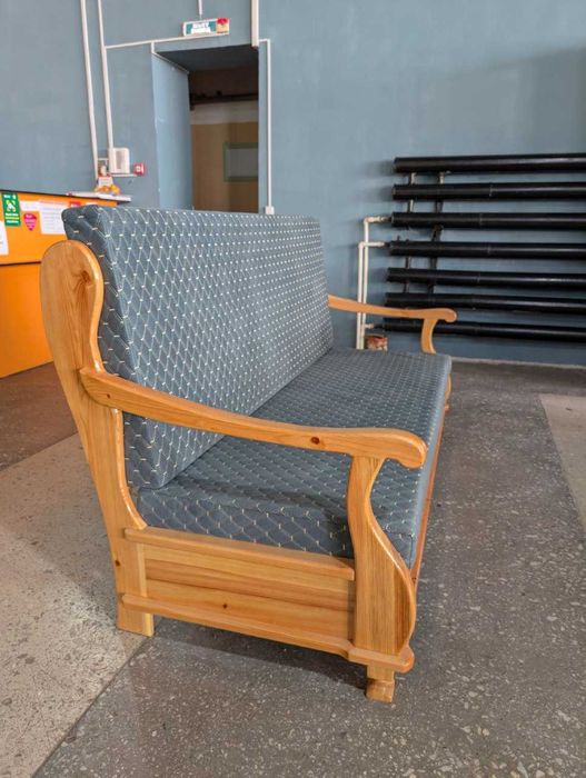 Мягкий деревянный диван