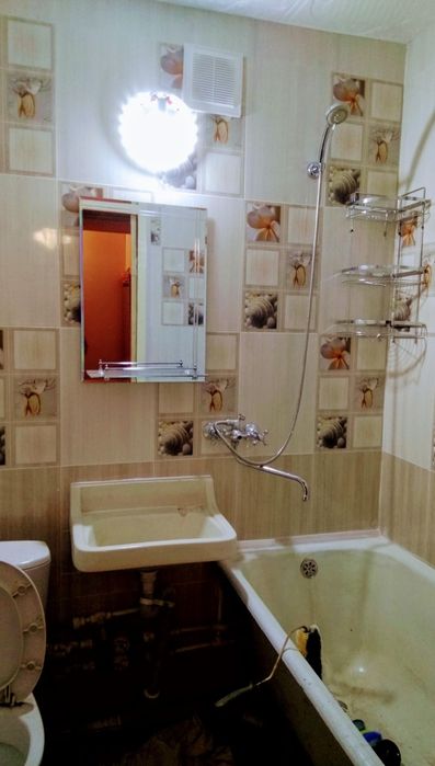 Отделка ванной кафелем. Установка ванны, раковины и унитаза. Сантехник